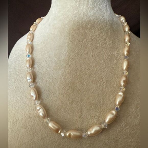 Vintage Faux Pearl & Crystal Bead Necklace with Gold Filigree Clasp - Picture 15 of 17